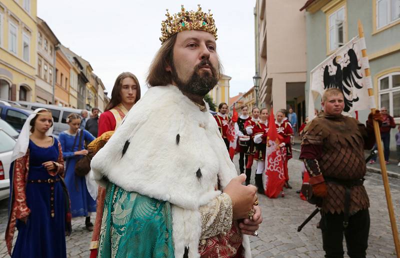 Tisíce návštěvníku zaplavilo Úštěcký letní jarmark. Na jubilejní 20. ročník dorazil i císař a král Karel IV. se svojí družinou.