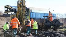 Odklízecí práce po nehodě dvou vlaků u Žalhostic pokračují