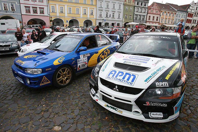 Slavnostní start 1. ročníku Rally České středohoří na Mírovém náměstí v Litoměřicích.