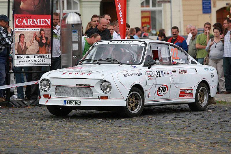 Slavnostní start 1. ročníku Rally České středohoří na Mírovém náměstí v Litoměřicích.