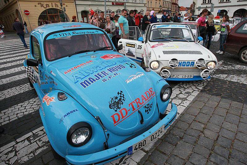 Slavnostní start 1. ročníku Rally České středohoří na Mírovém náměstí v Litoměřicích.