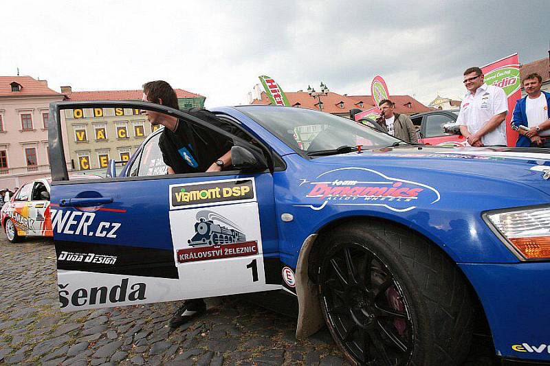 Slavnostní start 1. ročníku Rally České středohoří na Mírovém náměstí v Litoměřicích.