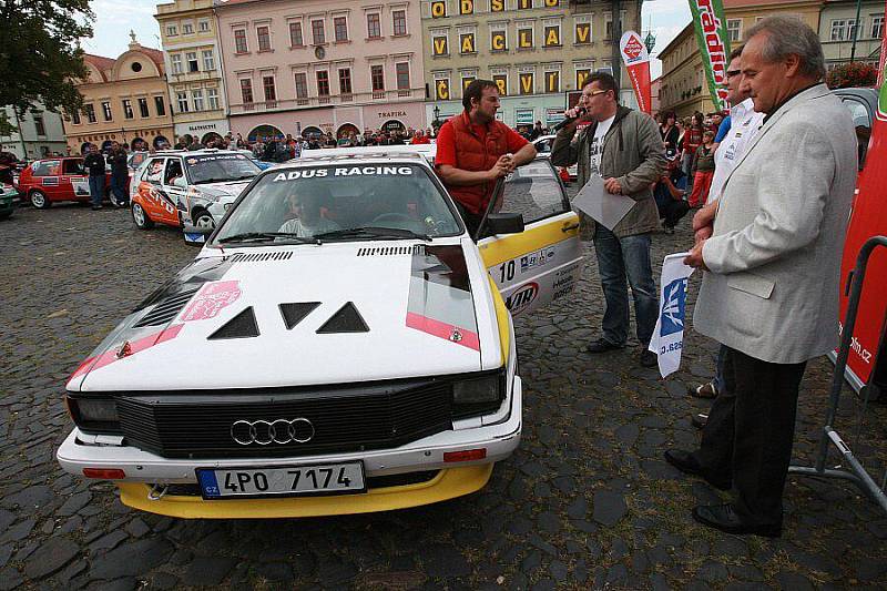 Slavnostní start 1. ročníku Rally České středohoří na Mírovém náměstí v Litoměřicích.