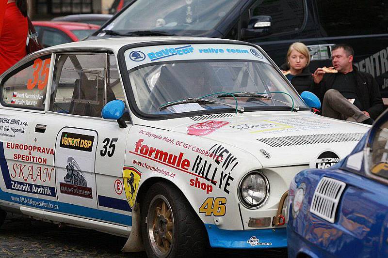 Slavnostní start 1. ročníku Rally České středohoří na Mírovém náměstí v Litoměřicích.