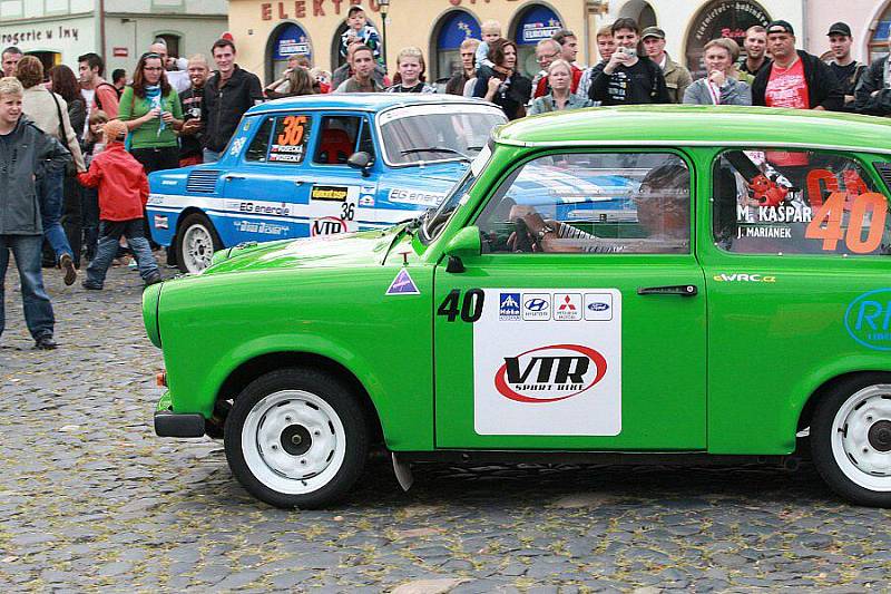 Slavnostní start 1. ročníku Rally České středohoří na Mírovém náměstí v Litoměřicích.