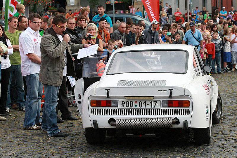 Slavnostní start 1. ročníku Rally České středohoří na Mírovém náměstí v Litoměřicích.