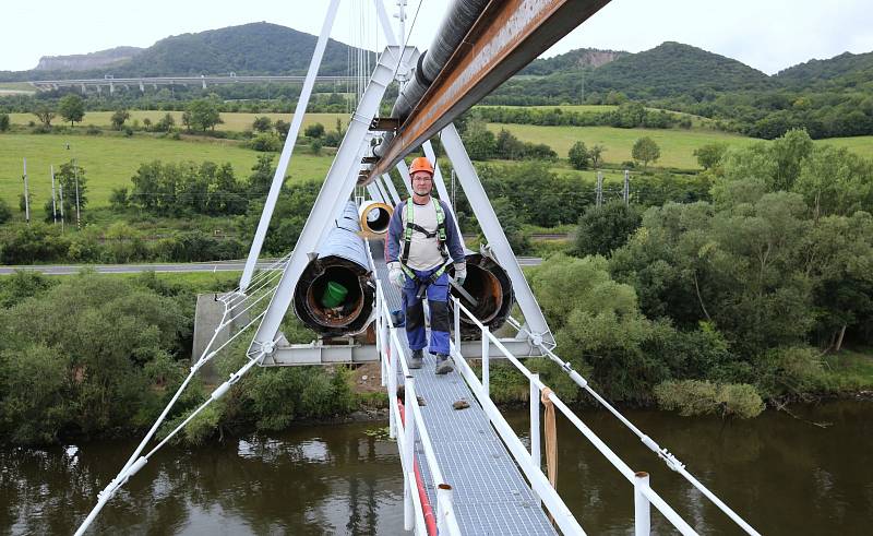 Výměna potrubí na vodovodu umístěném nad řekou Labe mezi Libochovany a Prackovicemi