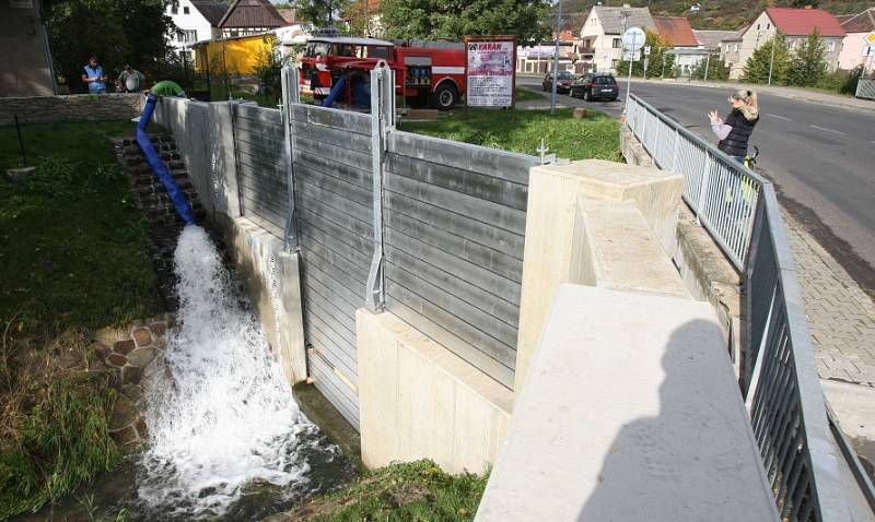 Zkušební montáž protipovodňových stěn v Křešicích