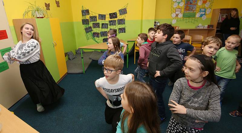 Zahraniční studenti seznamovali žáky základní školy v Liběšicích na Litoměřicku se zvyky a kulturou jejich národu.