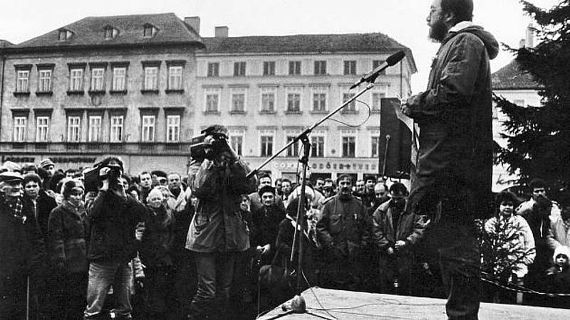 Listopadové události v roce 1989 na Mírovém náměstí v Litoměřicích.