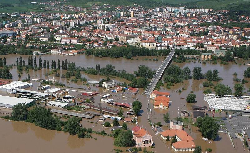 Povodeň, středa 5. června 2013: Letecké snímky od Litoměřic po Mlékojedy