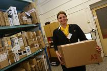 PLNÉ RUCE PRÁCE mají nyní pracovníci České pošty, kteří zaznamenávají největší nápor každý rok před Vánoci. V letošním roce je nejvíce využívanou službou České pošty balíková doprava. 