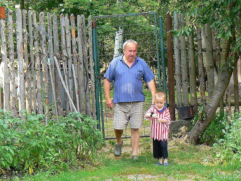 Na správné místo nasypat s dědou kukuřici a pak už se stačí jen dívat, kdo přijde. Jan Kořínek, Jablonecko.