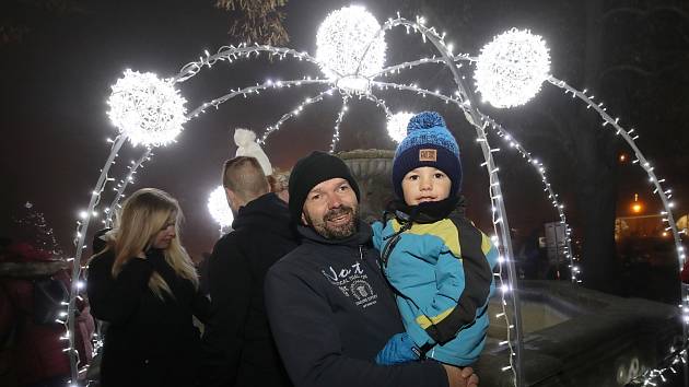Slavnostní rozsvícení vánočního stromu na Mírovém náměstí v Litoměřicích v roce 2022.