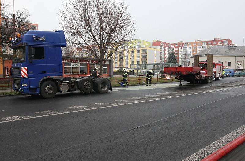 V Lovosicích se kamionu vyhákl návěs