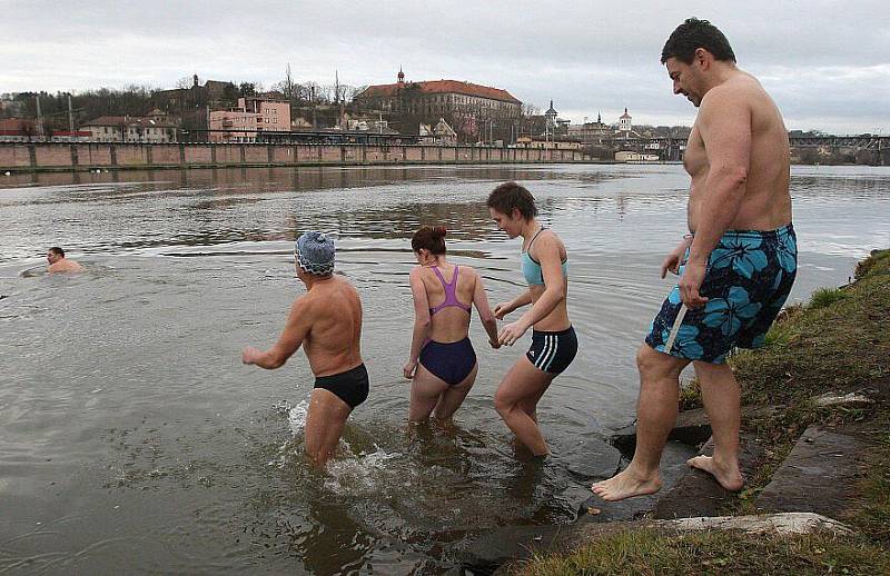 Tradiční koupání v Labi v Roudnici na Štědrý den.