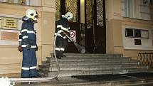 Kolem půl šesté odpoledne se pokusil upálit muž na schodech Okresního soudu Litoměřice