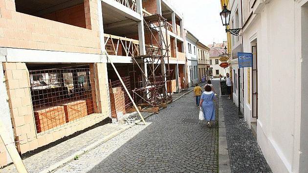 Nová stavba v Okružní ulici.