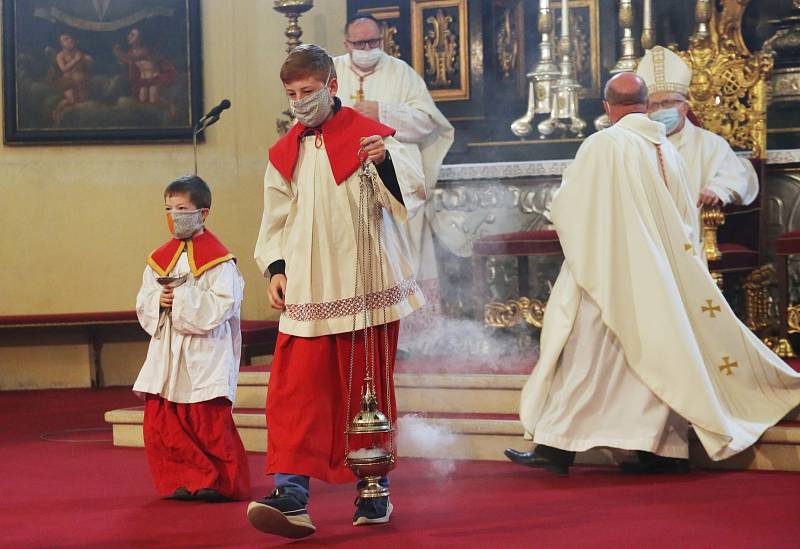 V litoměřické katedrále sv. Štěpána proběhla děkovná mše pro záchranáře, lékaře, sestry, policisty a všechny v první linii při boji s pandemií koronaviru. Mši sloužil litoměřický biskup Jan Baxant.