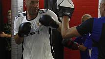 Jan Koller si na Olomoucké fotbalové škole zatrénoval kickbox.