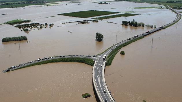 Povodeň, středa 5. června 2013: Most gen. Chábery v Litoměřicích