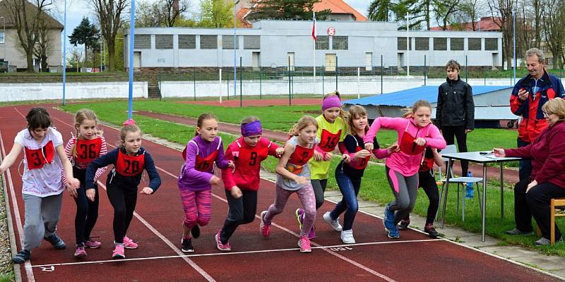 I KDYŽ počasí nebylo pro nejmenší atlety úplně ideální, bojovali o co nejlepší umístění s velkou vervou. 