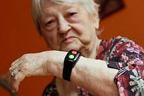 Seniorka v domě s pečovatelskou službou a její SOS náramek. Ilustrační foto.