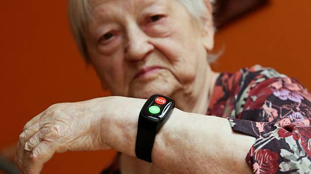 Seniory v Litoměřicích hlídají SOS hodinky. Dispečink funguje nepřetržitě -  Litoměřický deník
