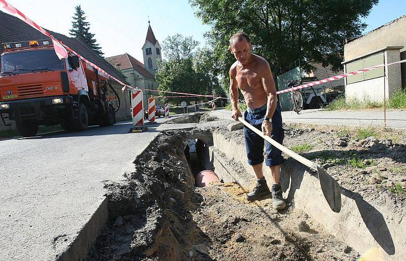 Opravy na silnici ve Vetlé.