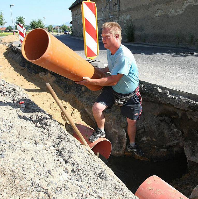 Opravy na silnici ve Vetlé.