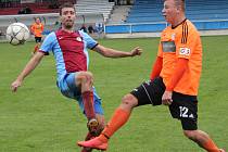 Fotbalisté SK Roudnice (v oranžovém) porazili doma Malé Žernoseky 6:0.