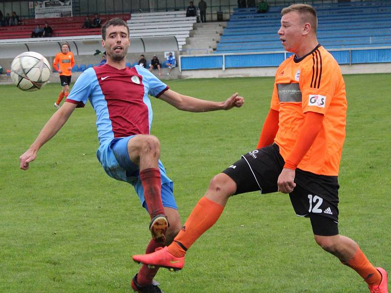 Fotbalisté SK Roudnice (v oranžovém) porazili doma Malé Žernoseky 6:0.