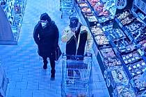 Roudničtí policisté pátrají po totožnosti dvojice, která je zachycená na snímcích z kamerového záznamu v marketu.