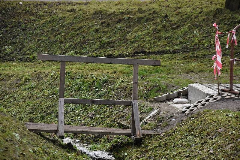 Jednoduchá lávka přes Pokratický potok čeká na dokončení už více než měsíc.