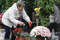 Dušičky se blíží, hřbitov v Litoměřicích je plný nyní lidí, kteří zdobí hroby