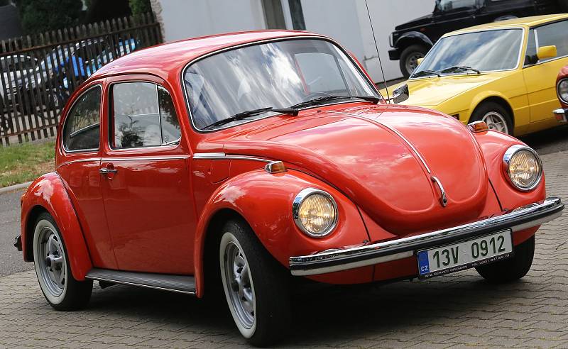 Veterán Car Club Velemín pořádal v sobotu dopoledne závod veteránů všech kategorií. Počasí sice moc nepřálo, ale i přesto dorazilo na start v areálu výstaviště Zahrady Čech několik desítek vozidel a motocyklů.