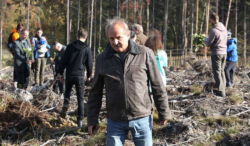 Mezi stovkami nadšenců, kteří vysazovali nový les v Lovečkovicích, byly nejen celebrity jako hokejisté Martin Škoula či Jiří Šlégr, ale také spoustu dětí.