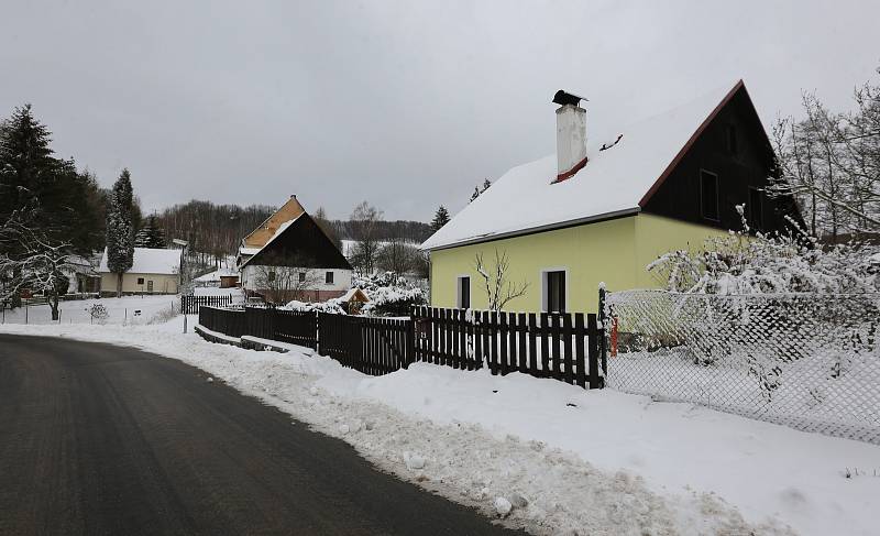 Silničáři v okolí Lovečkovic neustále odklízejí sněhové bariéry ze silnic.