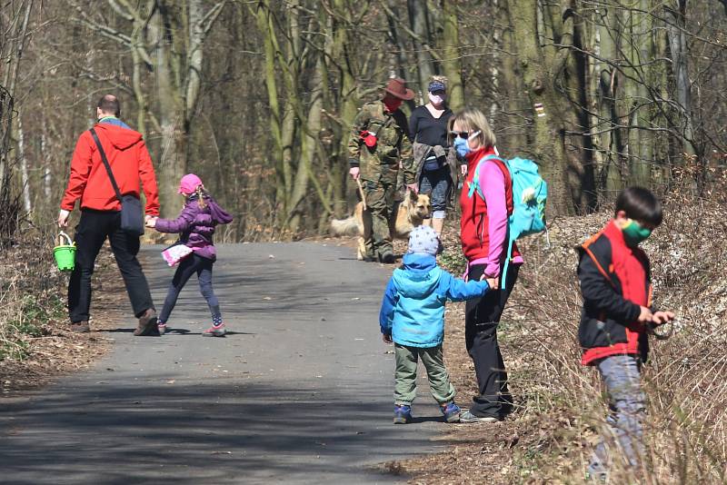 Pěkné počasí vylákalo spoustu lidí na procházku v Českém středohoří