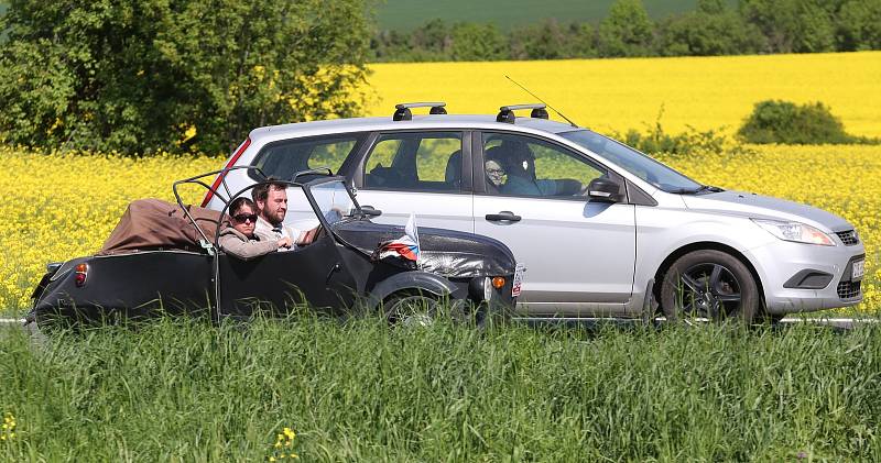 Opět po roce si zazávodily veterány O pohár hraběte Chotka na trase z Velkého Března na zámek Ploskovice.