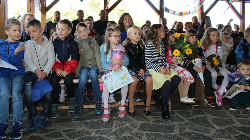 Slavnostní přivítání prvňáků na Masarykově základní škole v Litoměřicích.