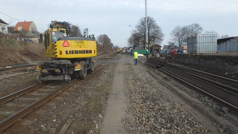 V Žalhosticích začala v březnu revitalizace železniční trati.
