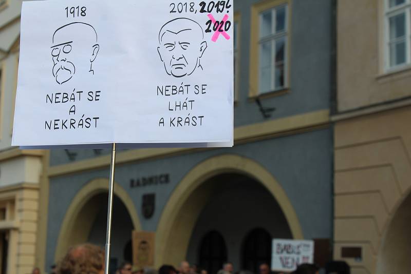 Lidé v Litoměřicích protestují proti Babišovi v úterý 11. června.