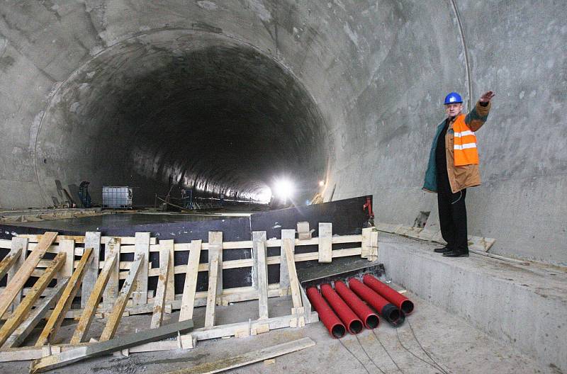 Na snímku v prackovickém tunelu je Pavel Lány, který na dostavbu D8 dohlížel 17 let. Nyní odchází do důchodu. Tunel už je v podstatě dokončený. 