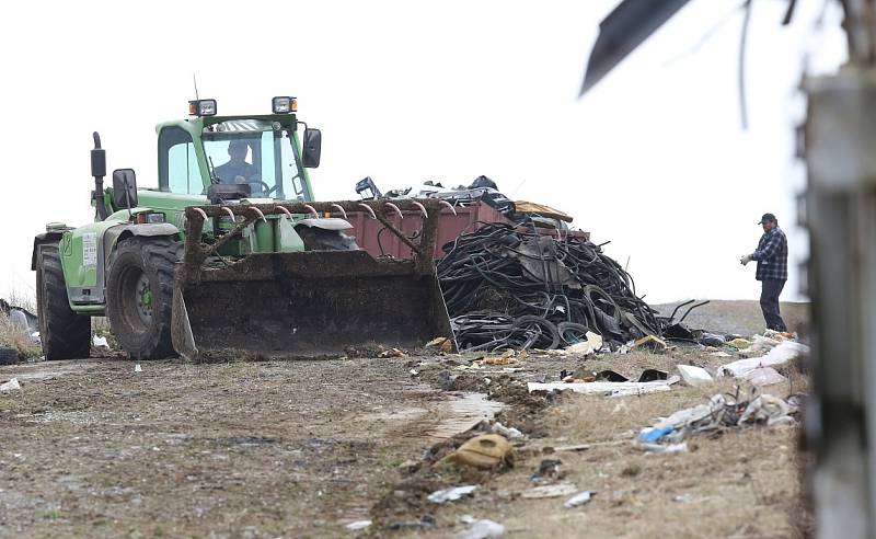 DOBROVOLNÍCI při brigádě vytřídili hlavně pneumatiky a odpad, který lze recyklovat.