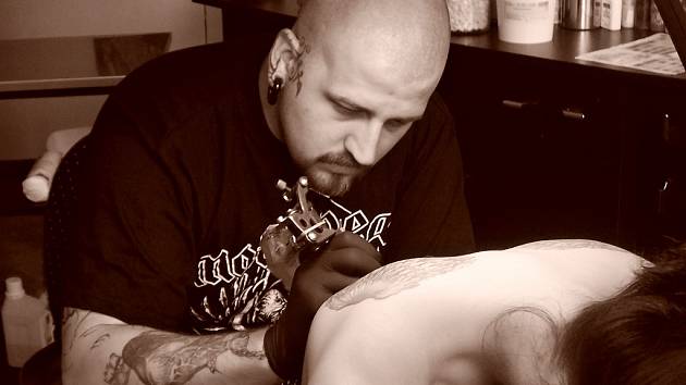 Čeští zákazníci jsou zvyklí o ceně tetování smlouvat,“ říká úspěšný tatér -  Litoměřický deník