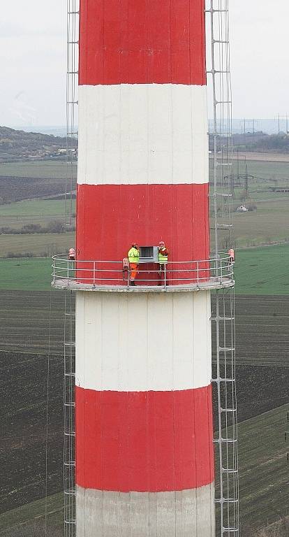 DVĚ BUDKY pro sokola stěhovavého umístili ve čtvrtek pracovníci čížkovické cementárny Lafarge na ochozy nejvyššího komína.