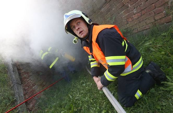 Cvičení hasičů v podzemí terezínské pevnosti