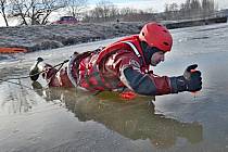 Hasiči trénují na Litoměřicku záchranu z ledu.