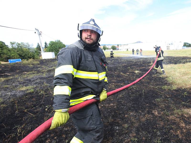 Litoměřicko sužují požáry. V sobotu kolem šestnácté hodiny museli hasiči zasahovat v Lovosicích u průmyslové zóny, kde hořela velká plocha travnatého porostu.